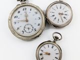 deux montres de poche en argent avec des chiffres romains et des chiffres romains