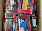 une boîte en carton remplie de petites voitures et d'autres jouets