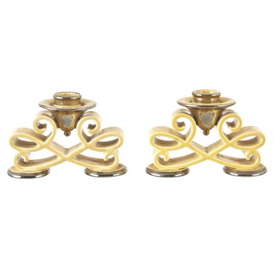 une paire de bougeoirs en or ornés de motifs en spirale