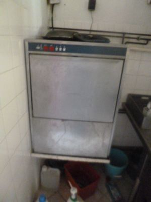 une photo d'une cuisine équipée d'un lave-vaisselle