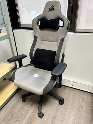 une chaise sur laquelle est posé un coussin, devant une fenêtre