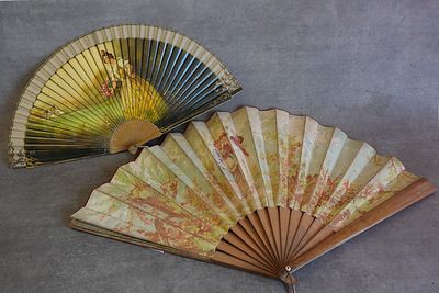deux ventilateurs posés sur une table
