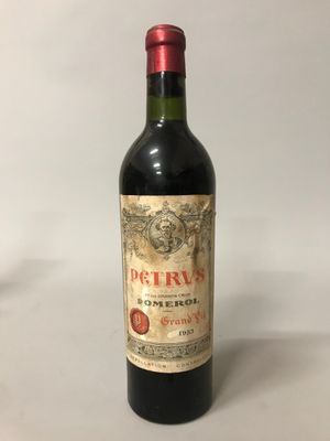 une bouteille de vin posée sur une table