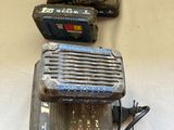 deux vieilles radios posées sur une table à côté d'un chargeur