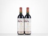 deux bouteilles de vin rouge posées sur une table