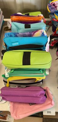 beaucoup de sacs de différentes couleurs sur la table
