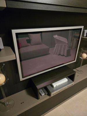 une télévision à écran plat posée sur une étagère dans un salon