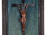 une image représentant un crucifix en bois sur lequel figure une croix