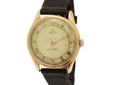 une montre-bracelet plaquée or, avec des chiffres romains, montée sur un bracelet en cuir noir