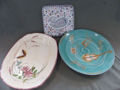 trois assiettes posées les unes à côté des autres sur une table