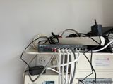 un enchevêtrement de câbles posés sur un ordinateur