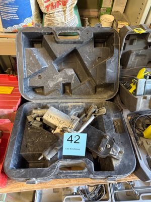 un grand nombre d'outils qui restent sur une étagère
