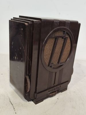 une vieille radio posée sur une table