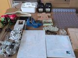 une table sur laquelle sont posés tout un tas de fournitures de loisirs créatifs