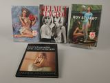 trois livres sont posés sur une table à fond blanc