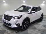 le 4x4 blanc est garé sur le sol en damier d'un garage