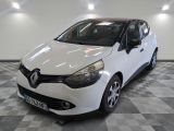 la voiture blanche est garée dans le garage sur le sol en damier