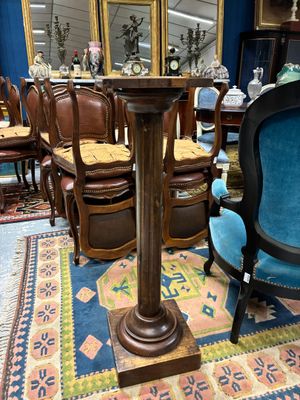 Sellette colonne à fût cannelé en bois.