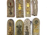 six paires de cols militaires portant des numéros et des symboles