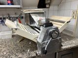 une machine posée sur le comptoir d'une cuisine
