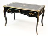 une table noire avec une bordure dorée et un plateau noir