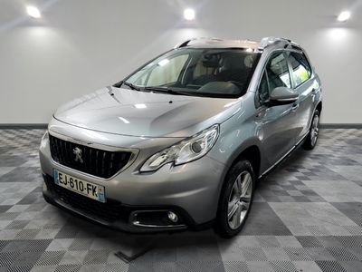 la voiture argentée est garée sur un sol en damier dans le garage