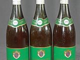 trois bouteilles de vin posées sur une table l'une à côté de l'autre