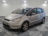 la voiture argentée est garée sur un sol en damier dans le garage