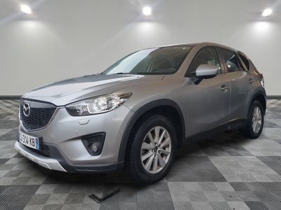 une Mazda CX-5 argentée garée sur un sol à damier