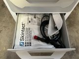 une boîte blanche contenant tout un tas de fils
