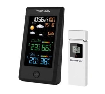 une horloge en noir et blanc, avec une station météo à côté