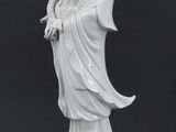 statue d'une femme tenant un oiseau dans la main, sur fond noir