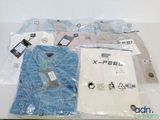 un grand nombre de t-shirts posés sur une table