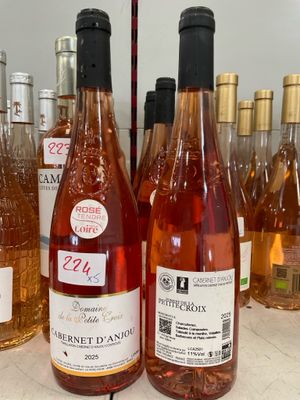plusieurs bouteilles de vin sont alignées sur une table
