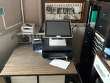 un bureau sur lequel se trouvent un ordinateur portable et une imprimante