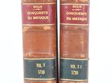 deux vieux livres posés l'un sur l'autre sur une surface blanche