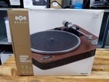 une boîte contenant un tourne-disque, posée sur une table