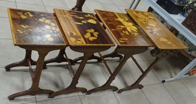 trois tables sur lesquelles ont été peintes des fleurs