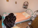 un lit et une commode dans une petite chambre