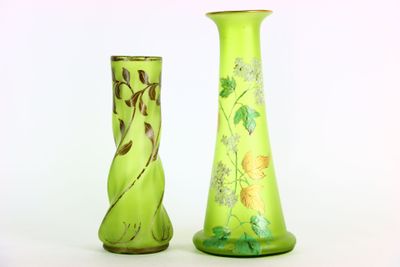 deux vases posés l'un à côté de l'autre sur une surface blanche