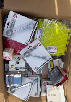 une boîte en carton remplie d'appareils électroniques et d'autres objets
