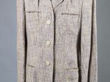 un gros plan sur un costume porté par un mannequin, mannequin, mannequin, mannequin, mannequin, mannequin, mannequin, mannequin