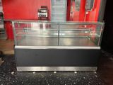 une vitrine en verre au milieu d'une pièce