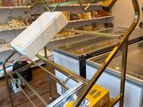 une vitrine au milieu d'un magasin remplie de produits alimentaires