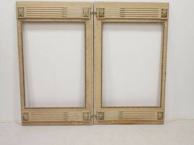 Suite de quatre encadrements de dessus de porte en bois sculpté