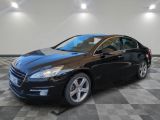 la voiture noire est garée dans le garage sur le sol en damier