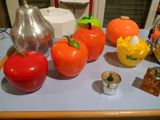 tout un assortiment de plats sur la table