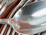 many spoons and spoon spoons sitting on top of each other