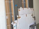 Plusieurs morceaux de carton sont empilés les uns sur les autres dans une pièce