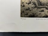 une photo en noir et blanc d'un animal mort gisant au sol